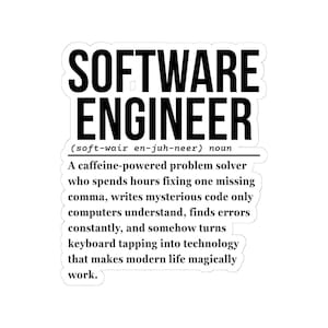 Op de afbeelding: Witte sticker met de tekst "SOFTWARE ENGINEER" in vette zwarte letters. Daaronder beschrijft een definitie de rol als een probleemoplosser op cafeïne die code schrijft en fouten corrigeert.