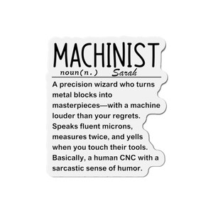 Może przedstawiać: Biała, wycinana naklejka z napisem "MACHINIST" pogrubionymi czarnymi literami. Poniżej znajduje się tekst "noun(n.) Sarah" i humorystyczna definicja maszynisty. Naklejka ma wyglądać jak etykieta.