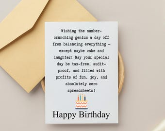 Puede incluir: Una tarjeta de cumpleaños con un sobre beige claro. La tarjeta blanca tiene el texto "Wishing the number-crunching genius a day off...Happy Birthday" con un gráfico de pastel. La tarjeta está sobre una superficie beige claro.