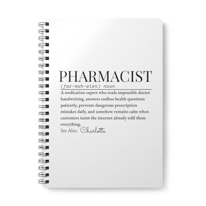 Könnte beinhalten: Weißes Spiralnotizbuch mit der Definition von "PHARMAZEUT" auf dem Cover. Die Definition enthält die Aussprache, eine Beschreibung der Rolle und den Namen "Charlotte".