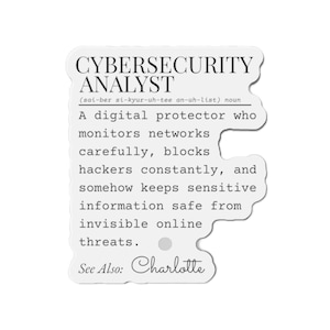 Könnte beinhalten: Ein weißer Aufkleber in Form eines Puzzleteils mit den schwarzen Worten "CYBERSECURITY ANALYST". Der Text definiert die Rolle und enthält "See Also: Charlotte".