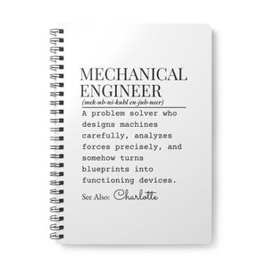 Könnte beinhalten: Weißes Spiralnotizbuch mit dem Text "MECHANICAL ENGINEER" und einer Definition. Die Definition beschreibt einen Problemlöser, der Maschinen entwirft. Der Text enthält auch den Namen "Charlotte".
