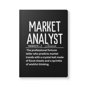 Peut inclure: Un carnet noir et blanc avec le texte "MARKET ANALYST noun(n.) Jessica The professional fortune teller who predicts market trends with a crystal ball made of Excel sheets and a sprinkle of wishful thinking."