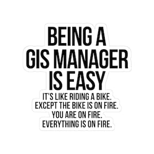 Puede incluir: Una pegatina blanca con texto negro que dice "SER UN GERENTE DE SIG ES FÁCIL." El texto adicional dice: "ES COMO ANDAR EN BICICLETA. EXCEPTO QUE LA BICICLETA ESTÁ EN LLAMAS. ESTÁS EN LLAMAS. TODO ESTÁ EN LLAMAS."