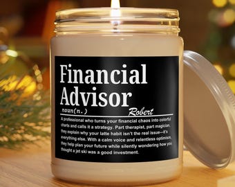 Op de afbeelding: Een brandende kaars in een glazen pot met een zwart etiket met de tekst "Financial Advisor" in witte tekst. Het etiket bevat een definitie en de naam "Robert". De kaars staat op een houten oppervlak.