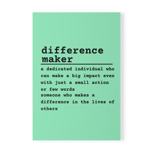 Könnte beinhalten: Ein hellgrüner Hintergrund mit dem Text "difference maker" in Schwarz. Der Text darunter definiert einen Unterschiedmacher als "ein engagierter Mensch, der selbst mit einer kleinen Handlung oder wenigen Worten einen großen Einfluss haben kann, jemand, der das Leben anderer verändert."