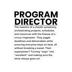 Op de afbeelding: Een witte sticker met zwarte tekst met de tekst "PROGRAM DIRECTOR". De tekst hieronder beschrijft de rol als een maestro, die deadlines en deliverables jongleert en "oeps" in "uitstekend" verandert.