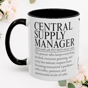 Puede incluir: Una taza de cerámica blanca con asa y borde interior negros. La taza presenta un texto impreso en negro que dice: CENTRAL SUPPLY MANAGER /SEN-truhl suh-PLY MAN-uh-jer/ noun The person who keeps everything stocked, everyone guessing, and every last-minute request from becoming tomorrow's problem—with coffee, patience, and questionable levels of calm.