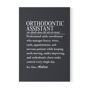Puede incluir: Un cuaderno gris oscuro con texto blanco que define a un asistente de ortodoncia como un coordinador de sonrisas profesional que gestiona aparatos, alambres, herramientas, citas y pacientes nerviosos mientras mejora sonrisas.