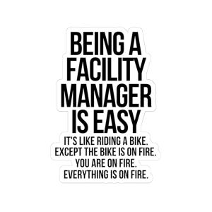 Op de afbeelding: Een witte sticker met zwarte tekst. De tekst luidt: "FACILITY MANAGER ZIJN IS GEMAKKELIJK." Hieronder staat: "HET IS ALS FIETSEN. BEHALVE DAT DE FIETS IN BRAND STAAT. JE STAAT IN BRAND. ALLES STAAT IN BRAND."
