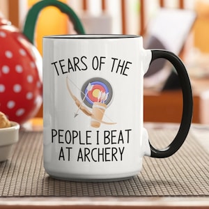 Bogenschießen Tasse | Bogen Pokal | Bogenschießen Geschenke für Männer | Geschenke für Bogenschütze | Bogenschütze Tasse | Ich schlage die Tränen der Leute beim Bogenschiessen