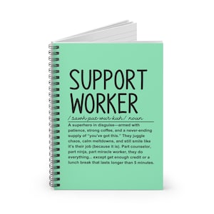 Pode incluir: Um caderno espiral verde com o texto "SUPPORT WORKER" em letras pretas. A definição da palavra "SUPPORT WORKER" está escrita em preto abaixo do título. A definição diz: "Um super-herói disfarçado, armado com paciência, café forte e um suprimento infinito de "você consegue". Eles fazem malabarismos com o caos, acalmam as crises e ainda assim sorriem como se fosse seu trabalho (porque é). Parte conselheiro, parte ninja, parte trabalhador milagroso, eles fazem tudo... exceto obter crédito suficiente ou um intervalo para o almoço que dure mais de 5 minutos."