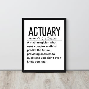Puede incluir: Impresión de arte imprimible en blanco y negro con la definición de un actuario. La definición dice: "Un mago de las matemáticas que utiliza matemáticas complejas para predecir el futuro, proporcionando respuestas a preguntas que ni siquiera sabías que tenías."