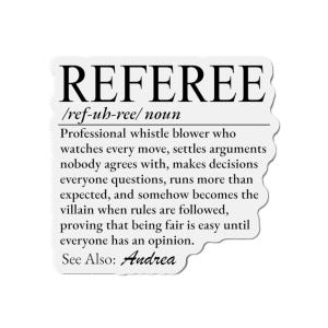 Pode incluir: Um autocolante branco recortado com a definição a preto da palavra REFEREE, descrita como um apitador profissional que observa cada movimento, resolve discussões e se torna o vilão. O texto termina com a frase See Also: Andrea.