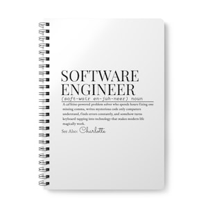 以下が含まれることがあります： 黒い文字で「SOFTWARE ENGINEER」と書かれた白いスパイラル綴じノート。ノートには用語の定義と「See Also: Charlotte」という言葉が含まれています。