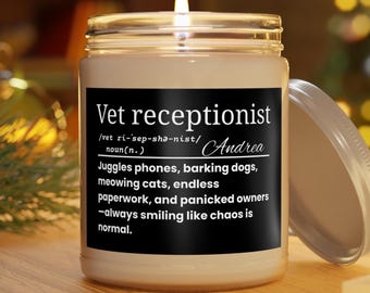 Op de afbeelding: Een brandende kaars in een glazen pot met een zwart etiket. Op het etiket staat "Vet receptionist" met een definitie en de naam "Andrea". De tekst beschrijft de dagelijkse taken van de baan.
