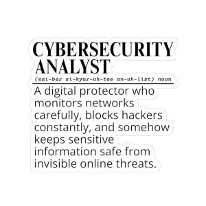 Könnte beinhalten: Weißer Aufkleber mit schwarzem Text, der „CYBERSECURITY ANALYST“ definiert. Die Definition beschreibt einen digitalen Beschützer, der Netzwerke überwacht, Hacker blockiert und Informationen vor Online-Bedrohungen schützt. Der Aufkleber ist rechteckig.