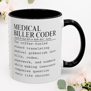 Könnte beinhalten: Ein weißer Keramikbecher mit schwarzem Innenraum und Henkel, bedruckt mit schwarzem Text, der einen Medical Biller Coder als kaffeegetriebenen Zauberer definiert, der medizinisches Kauderwelsch in Rechnungen und Codes übersetzt.
