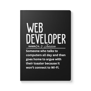 Peut inclure: Un carnet noir et blanc avec le texte "WEB DEVELOPER noun(n.) Jessica Someone who talks to computers all day and then goes home to argue with their toaster because it won't connect to Wi-Fi."
