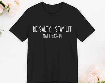 Camiseta "Sé Salado", "Mantente Iluminado", "Versículo Bíblico", "Fe", "Cristiano", "Mateo 5:13-14", "Religioso"