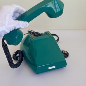 Teléfono soviético TA-68 antiguo en su caja original. Teléfono de escritorio turquesa de la URSS, circa 1988. Electrónica soviética.