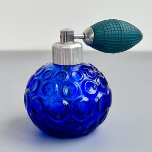 Frasco de perfume antiguo de cristal azul cobalto con pulverizador en forma de pera. Perfumería de la URSS.