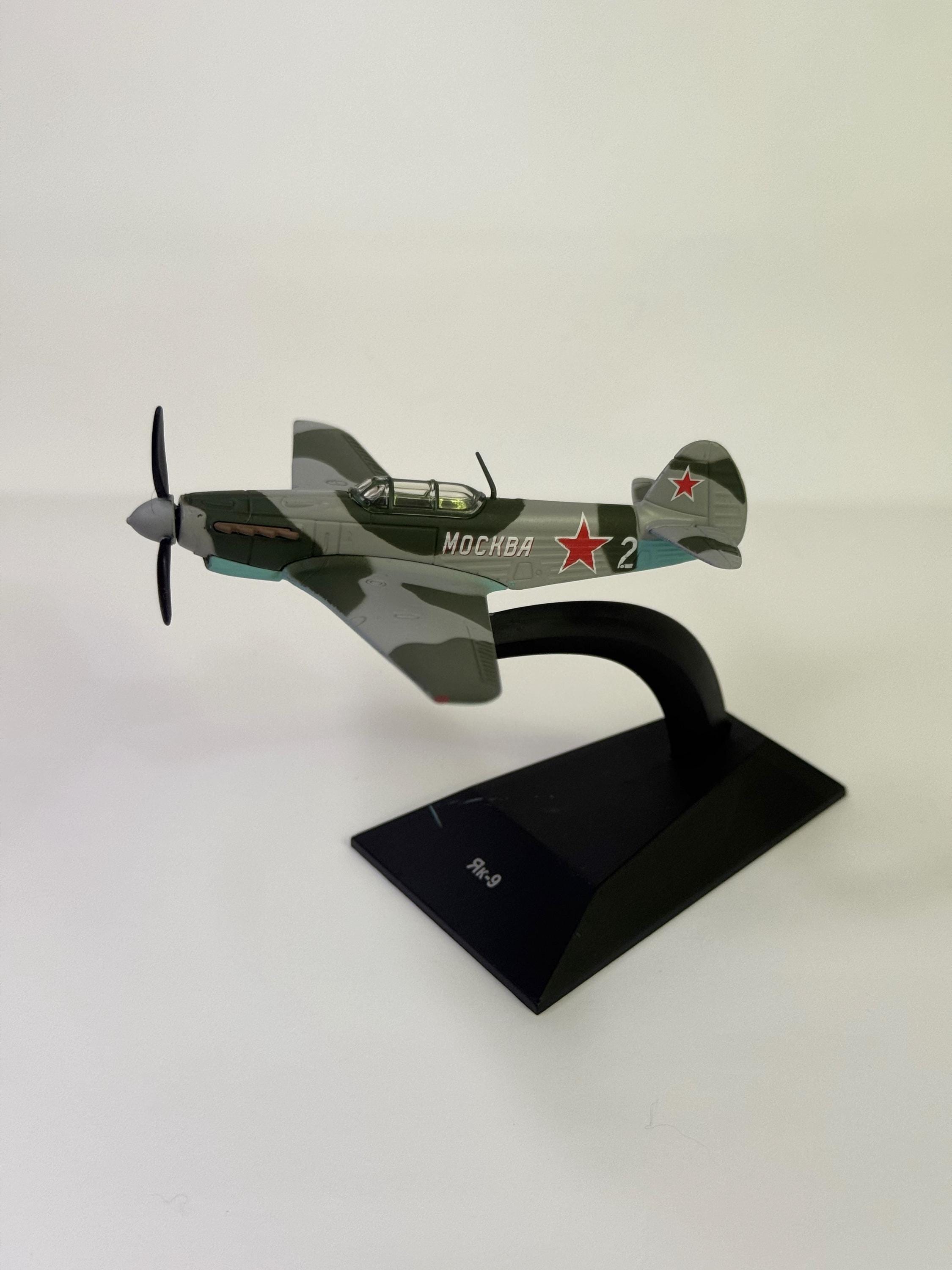 ビンテージのソビエト Yak-9 戦闘機。ソ連のプラスチック飛行機 