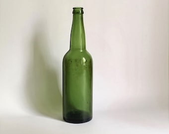 Ancienne bouteille en verre. Bouteille allemande de collection des années 40. récipient vintage en verre vert.