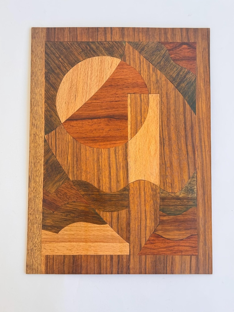Mosaïque en placage de bois naturel. Fabriqué à la main selon la technique de la marqueterie (incrustation de bois). L'abstraction géométrique. Sculpture sur bois suspendue. image 3