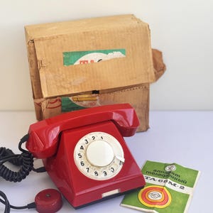 Teléfono soviético antiguo TA-68-M-2 en su caja original. Teléfono de escritorio rojo con disco giratorio, procedente de la URSS, 1979. Electrónica soviética.