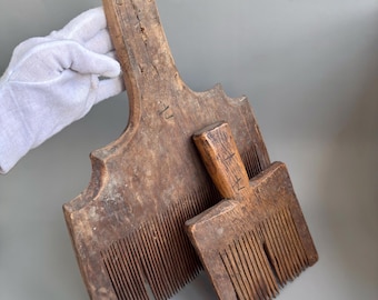 Set di 2 pettini antichi in legno. Parte di un telaio. Un primitivo strumento per filare la lana - chesalo.