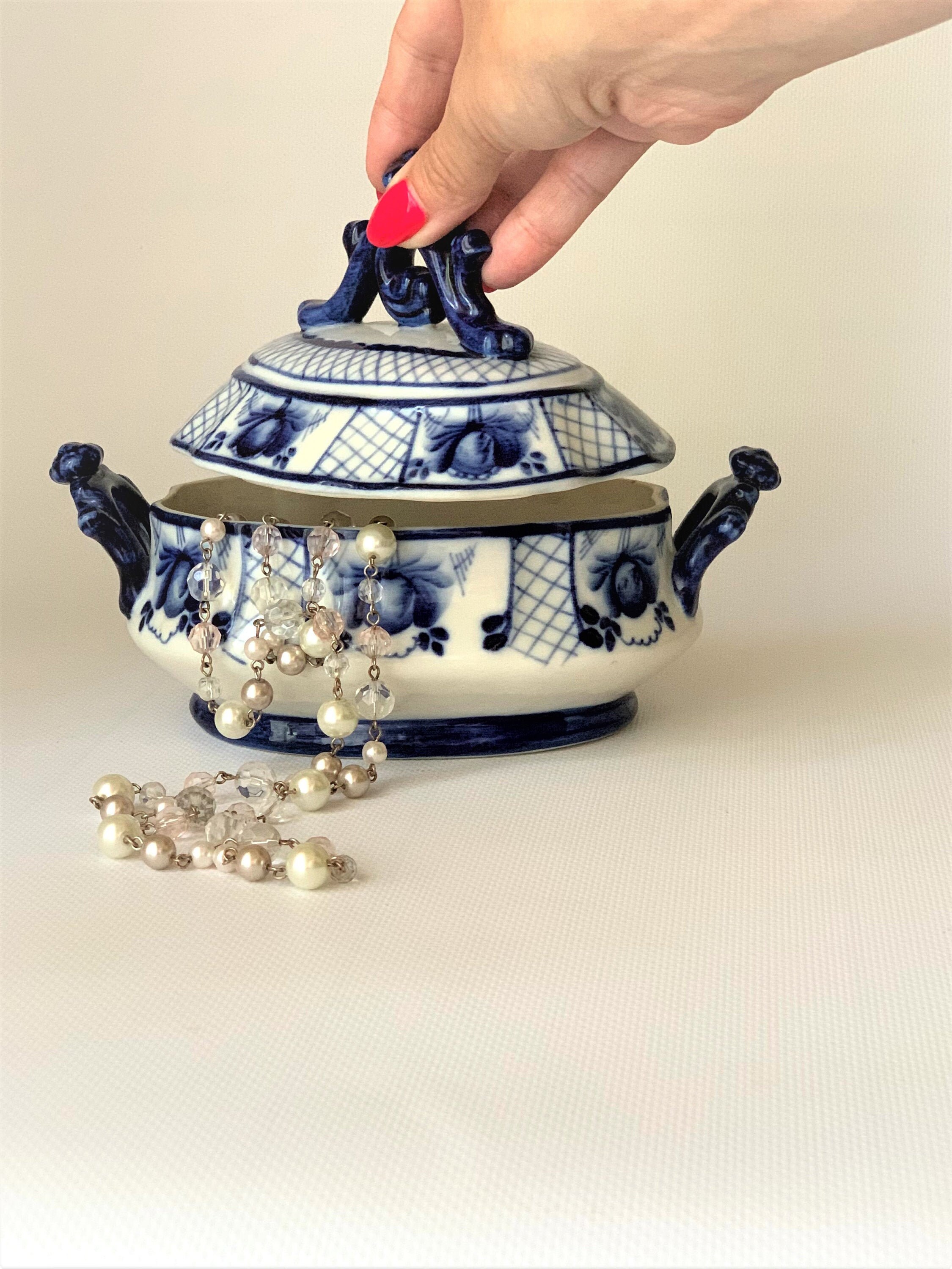 ソビエト製の陶器 蓋付き ソ連時代のヴィンテージ磁器の小箱。蓋付きの小箱。陶器製の宝石箱