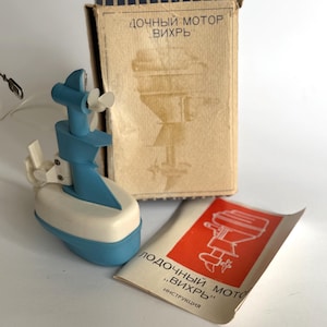 Vintage kunststof buitenboordmotor Whirlwind op bootmodel. Kinderspeelgoed. Sovjet schaalmodel.