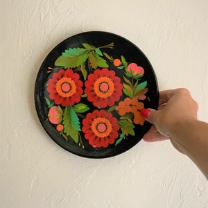 Plaque murale en bois de l'URSS. Assiette décorative soviétique avec fleurs. assiette en bois vintage. PETRIKOVKA.Décoration rustique vintage peinte à la main
