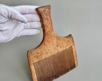 Antico pettine di legno, parte di un telaio. Un primitivo strumento per filare la lana - chesalo.