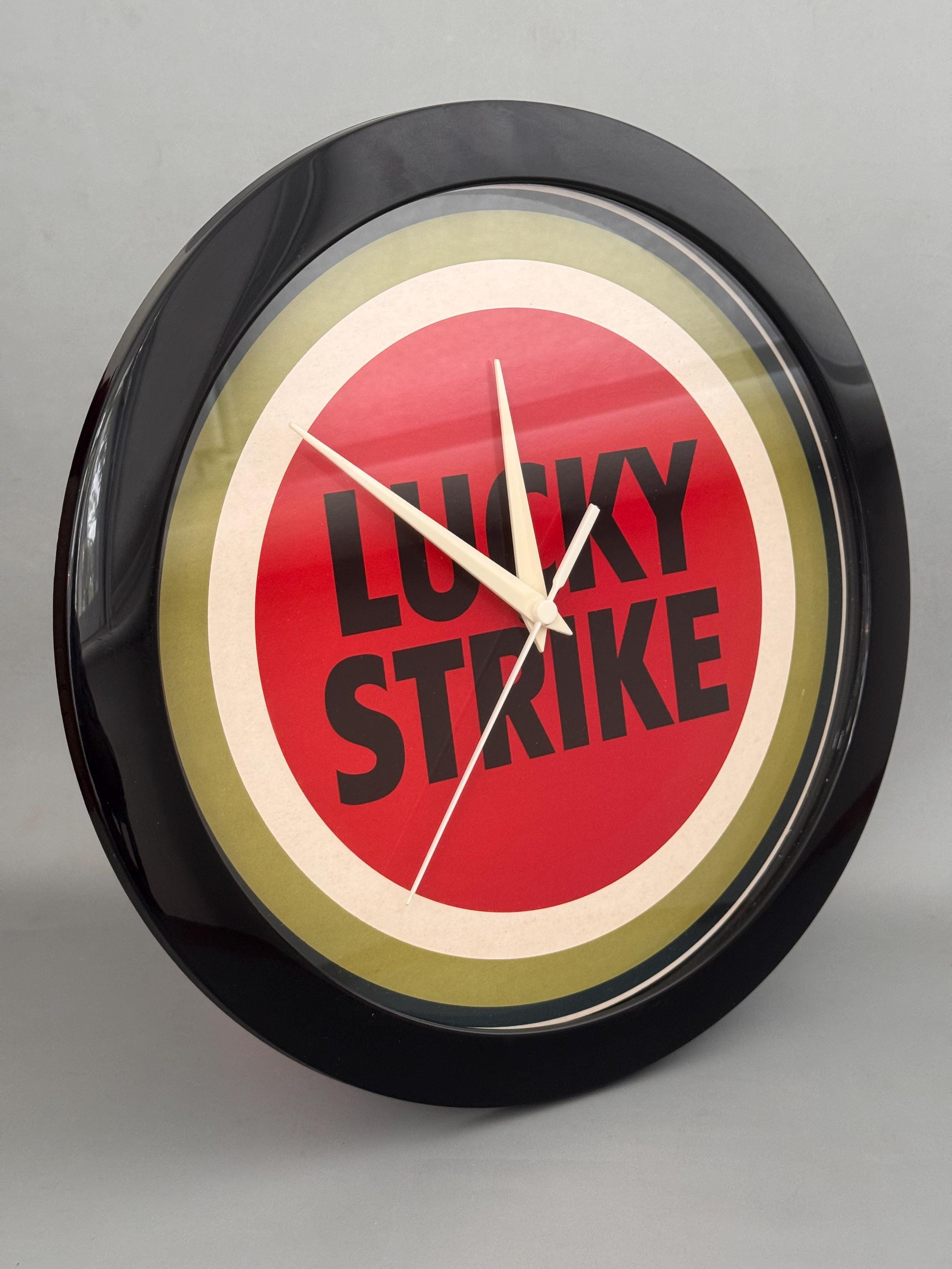 【新品・未使用・非売品】ラッキーストライク　壁掛け時計 ヴィンテージのラッキーストライク壁掛け時計。レトロな広告時計、1990