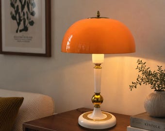 Zabytkowa radziecka lampa w kształcie grzyba. Pomarańczowa lampa stołowa. Styl ery kosmicznej. ZSRR, lata 70. XX wieku. Retro plastikowa lampa stołowa. Wystrój domu i kuchni.