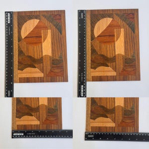 Peut inclure: Quatre panneaux de marqueterie en bois avec des motifs g&eacute;om&eacute;triques. Chaque panneau pr&eacute;sente une composition abstraite avec un &eacute;l&eacute;ment circulaire, des formes rectangulaires et des lignes courbes. Les tons de bois varient du brun clair au fonc&eacute;, cr&eacute;ant un contraste. Des r&egrave;gles sont plac&eacute;es &agrave; c&ocirc;t&eacute; des panneaux.