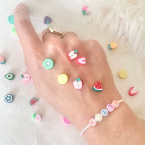 Pulsera personalizada con nombre que brilla en la oscuridad - Pulsera con semillas que brilla en la oscuridad - Pulsera divertida de verano - Pulsera de frutas - Pulsera divertida de cuentas