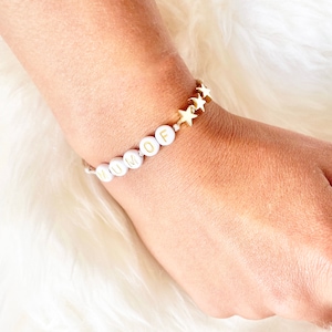Pulsera personalizada para mamá o papá: estrella bañada en oro de 18 quilates, letras con cuentas del alfabeto, regalo para nueva mamá, regalo para nuevo papá, cumpleaños, regalo para mamá