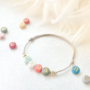 Pulsera personalizada con nombre y cuentas del alfabeto de colores: estrellas, corazones y cuentas bañadas en oro de 18 quilates. Pulsera personalizada para mamá, nuevas mamás y cumpleaños.