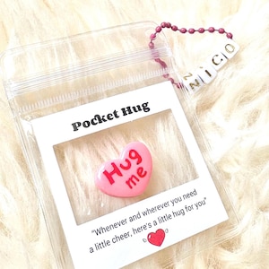 "Personalisierte Taschenumarmung mit Namen - Zurück zur Schule, Prüfung, Umzug, Entfernung, Geschenk für psychische Gesundheit, ""Hug Me"" Herztoken, individuelles Pick Me Up Geschenk."