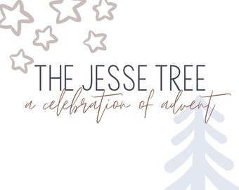 Op de afbeelding: Een witte achtergrond met een bruine omtrek van sterren in de linkerbovenhoek. De tekst "THE JESSE TREE" staat in zwart lettertype. De tekst "a celebration of advent" staat in bruin cursief lettertype. Een gestileerde lichtblauwe boom bevindt zich in de rechterbenedenhoek. De tekst "www.animperfectjourney.com" staat onderaan de afbeelding.