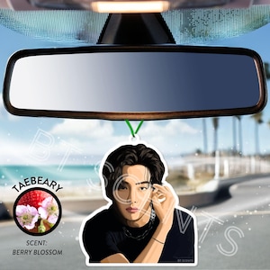 Odświeżacz powietrza inspirowany fanowską grafiką V Taehyunga | Zawieszka do samochodu w stylu Kpop z zapachem kwiatu jagód | Taebeary | Prezent dla ARMY | Akcesoria samochodowe w stylu Kpop zdjęcie 1