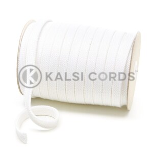 Puede incluir: Un carrete de cord&oacute;n de algod&oacute;n blanco, enrollado en un tubo de cart&oacute;n. El cord&oacute;n tiene aproximadamente 6 mm de grosor y es ideal para proyectos de manualidades.