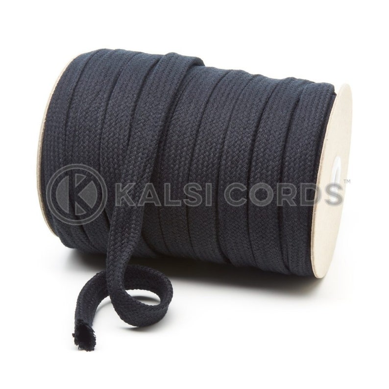 Puede incluir: Una bobina de cord&oacute;n de algod&oacute;n negro, de aproximadamente 6 mm de grosor, con el texto "KALSI CORDS" impreso en la bobina.