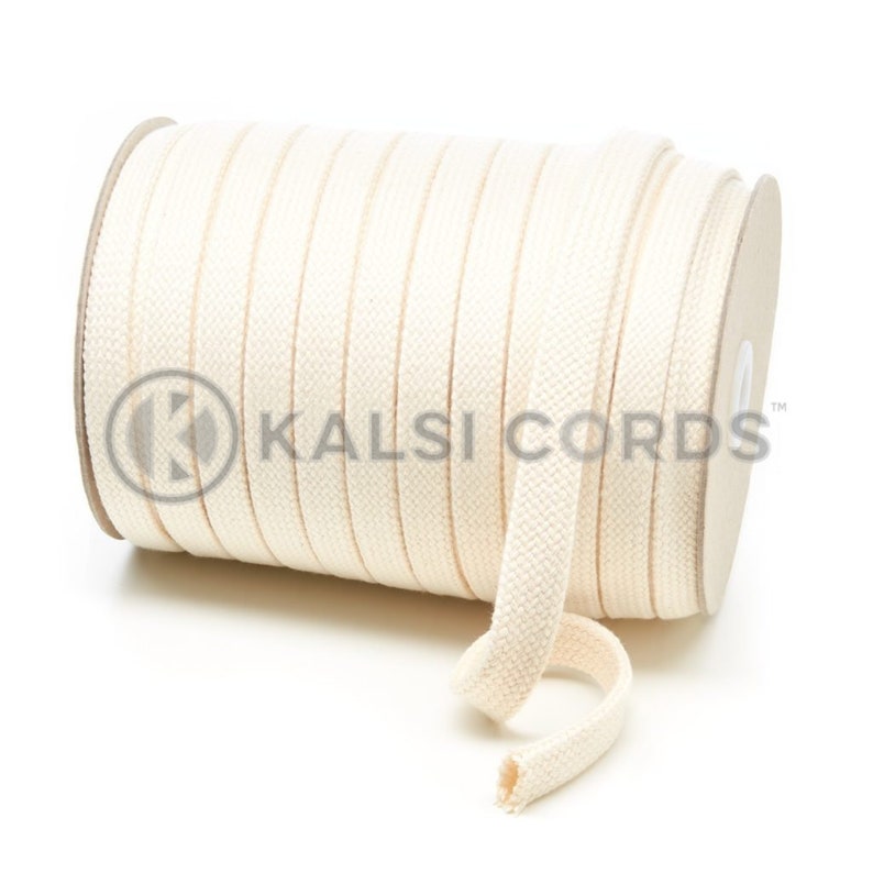 Puede incluir: Un carrete de cord&oacute;n de algod&oacute;n blanco natural, con una etiqueta que dice "Kalsi Cords". El cord&oacute;n est&aacute; enrollado alrededor de un tubo de cart&oacute;n.
