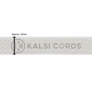 Puede incluir: Primer plano de un cord&oacute;n blanco, de aproximadamente 15 mm de ancho, con el texto "KALSI CORDS". El cord&oacute;n tiene una textura tejida y est&aacute; sobre un fondo blanco. El producto probablemente se utiliza para manualidades o costura.
