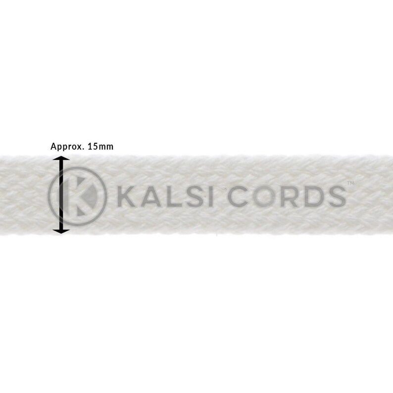 Puede incluir: Primer plano de un cord&oacute;n blanco, de aproximadamente 15 mm de ancho, con el texto "KALSI CORDS". El cord&oacute;n tiene una textura tejida y est&aacute; sobre un fondo blanco. El producto probablemente se utiliza para manualidades o costura.
