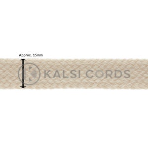 Puede incluir: Primer plano de un cord&oacute;n tejido de color crema, de aproximadamente 15 mm de ancho. El cord&oacute;n tiene una superficie texturizada y est&aacute; etiquetado como "KALSI CORDS" en texto gris claro. El cord&oacute;n probablemente se utiliza para proyectos de artesan&iacute;a o costura.
